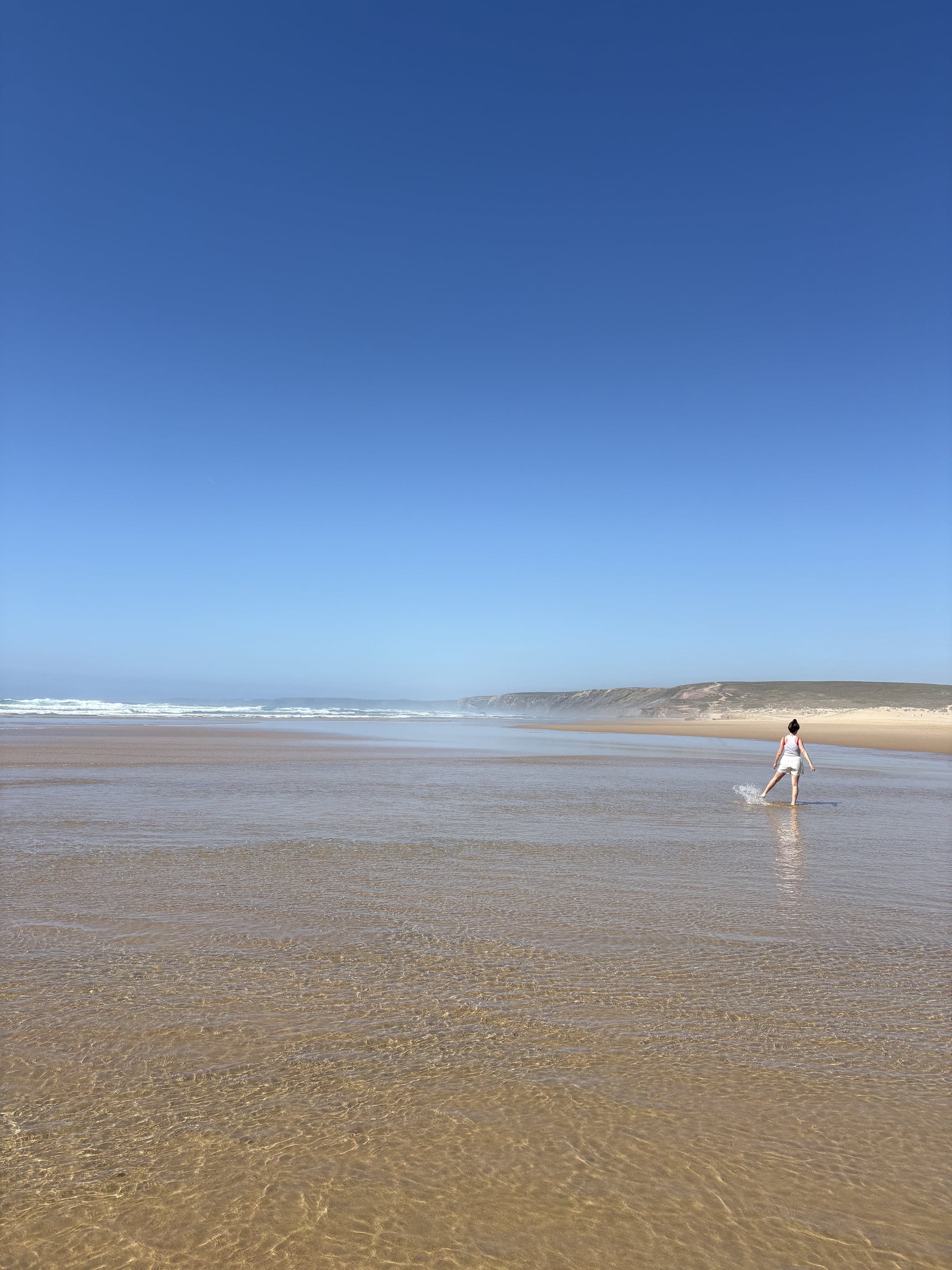 Zoë op het strand van Odeceixe
